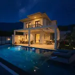 Havuzlu Korunakli Jakuzili Villa Fethiye