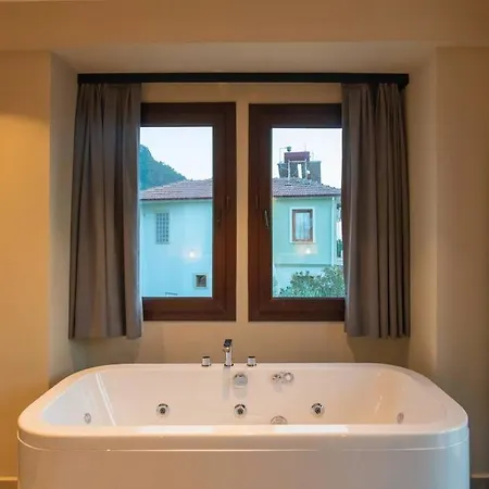 Havuzlu Korunakli Jakuzili *