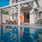 Havuzlu Korunakli Jakuzili Villa *