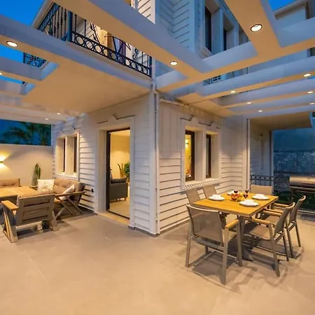 Havuzlu Korunaklı Jakuzili Villa