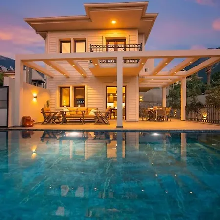 Havuzlu Korunaklı Jakuzili Villa