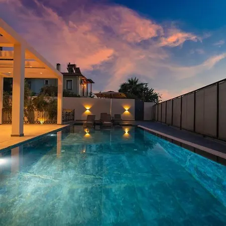 Havuzlu Korunaklı Jakuzili Villa