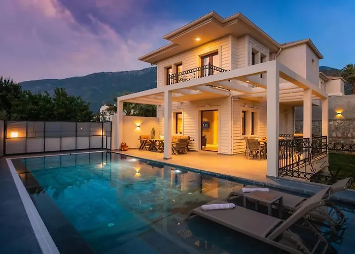 Havuzlu Korunakli Jakuzili Villa