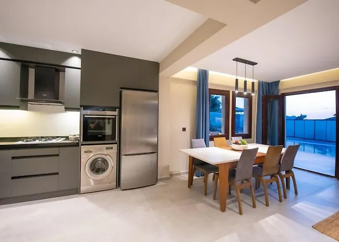 Havuzlu Korunakli Jakuzili Villa *