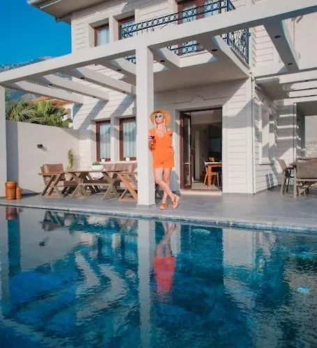 Havuzlu Korunakli Jakuzili Villa *