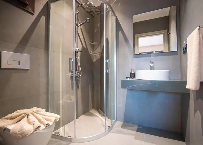 Havuzlu Korunakli Jakuzili *